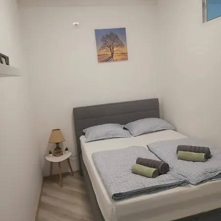 Studio Apartman Kristina Apartment